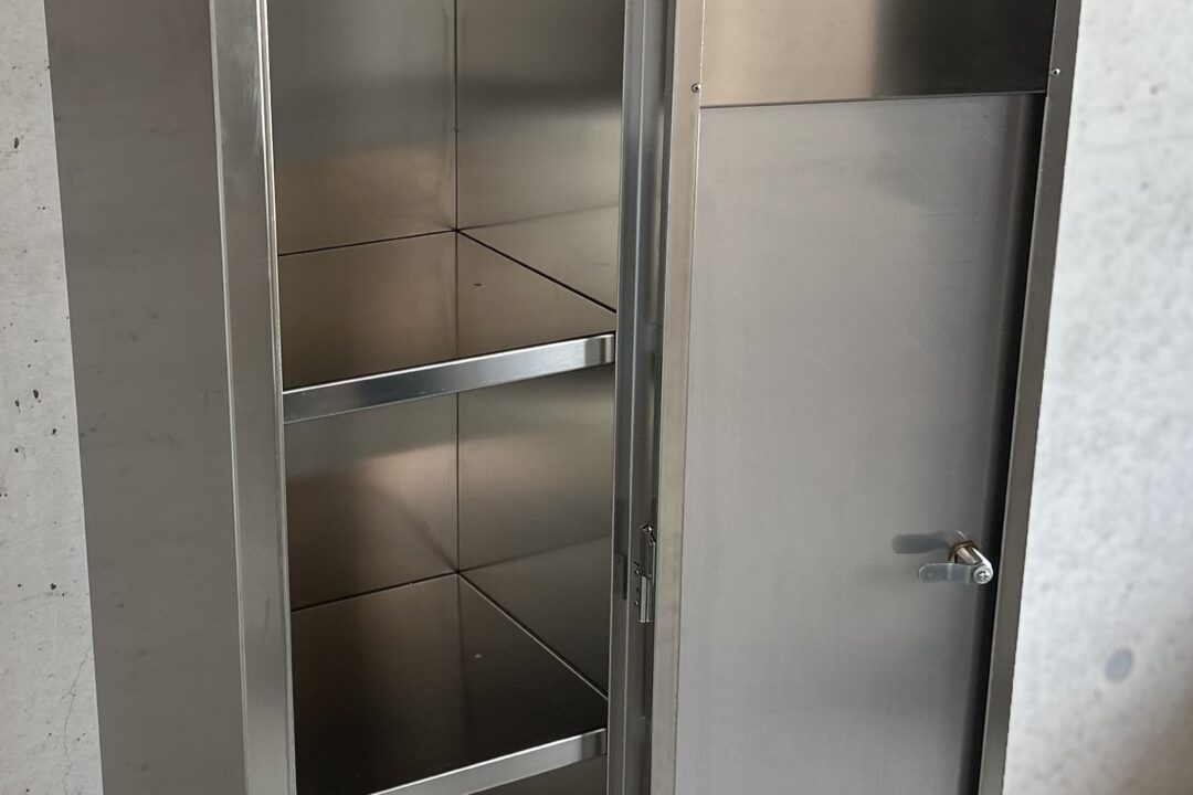 Spinschrank aus Edelstahl 350 x 350 x 1.800 mm, 1-türig (2).jpg