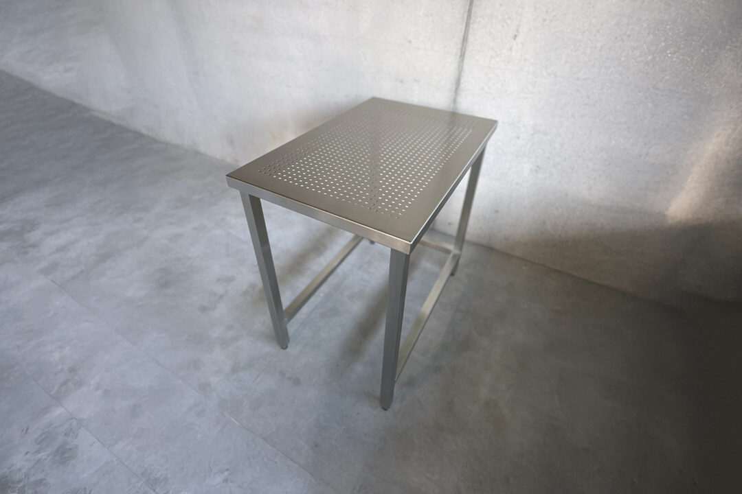 840912 LINE® Edelstahltisch 1620x1080px 72dpi - 600x900x900mm gelocht.jpg