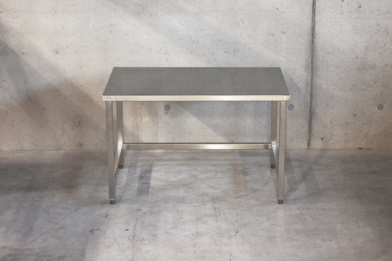 840978 LINE® Edelstahltisch Standard 1620x1080px 72dpi - gelocht.jpg